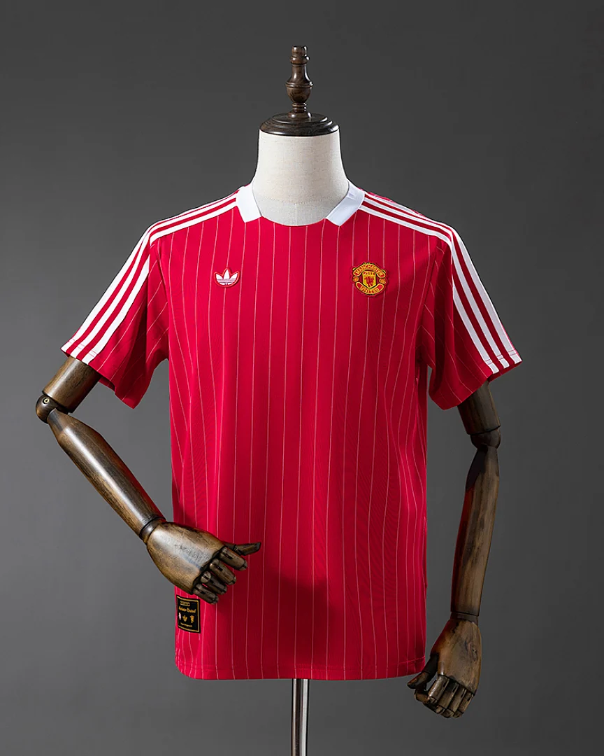 Camisola Manchester United 25/26 Edição Especial Vermelha · Modelo 2