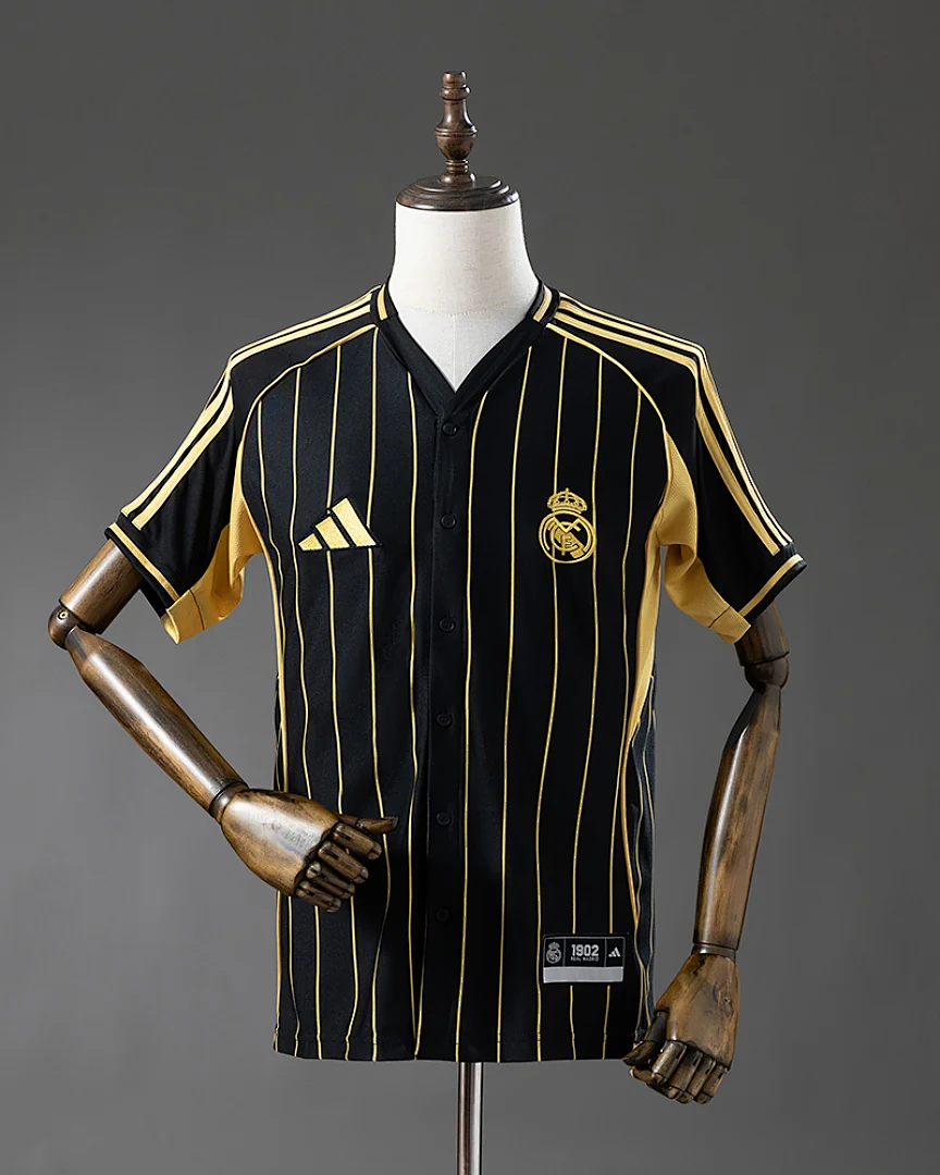 Camisola Real Madrid 25/26 Edição Especial Preta · Modelo 2
