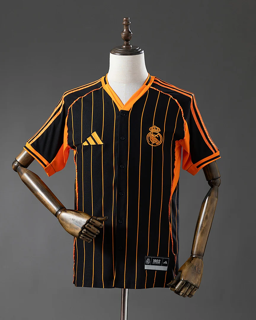 Camisola Real Madrid 25/26 Edição Especial Preta · Modelo 3