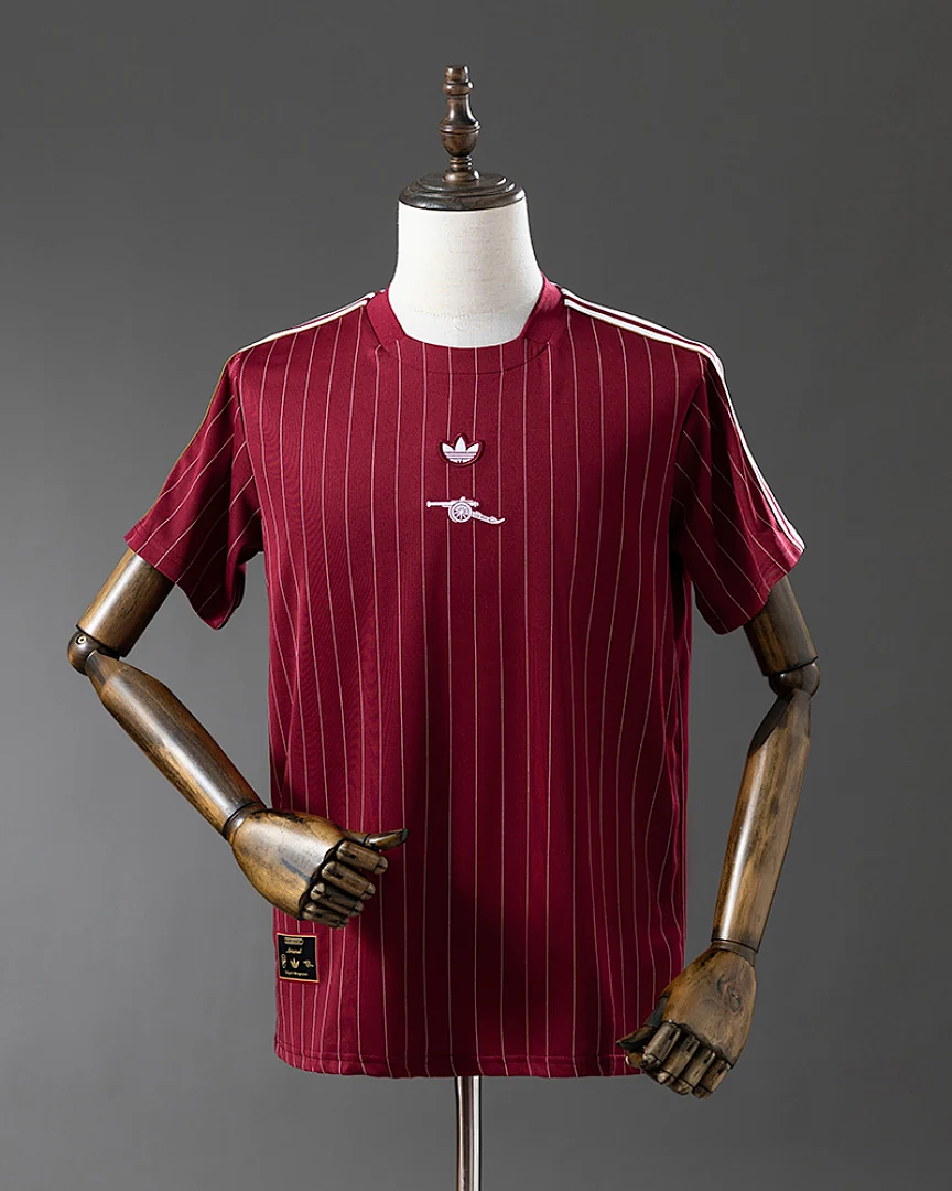 Camisola Arsenal 25/26 Edição Especial Vermelha · Modelo 2