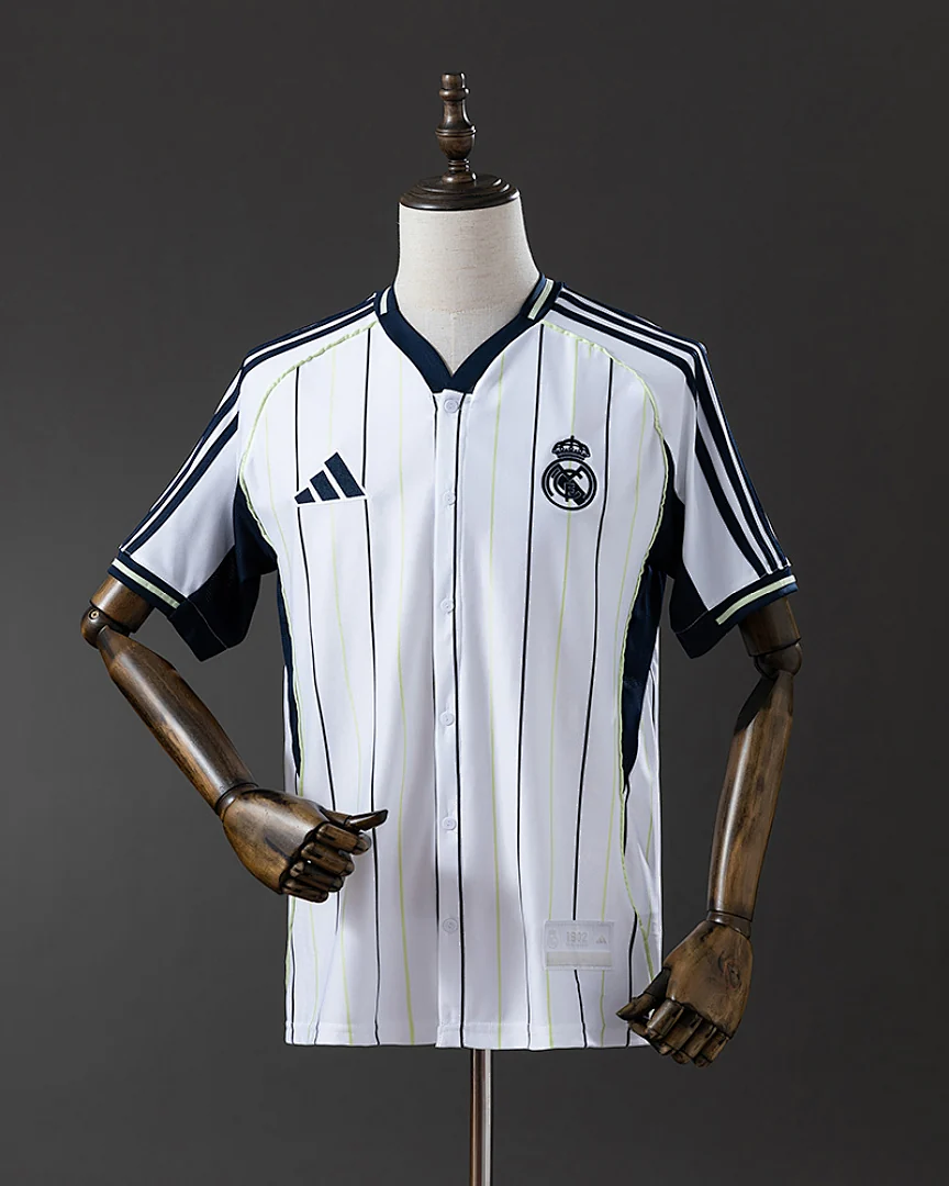 Camisola Real Madrid 25/26 Edição Especial Branca · Modelo 2