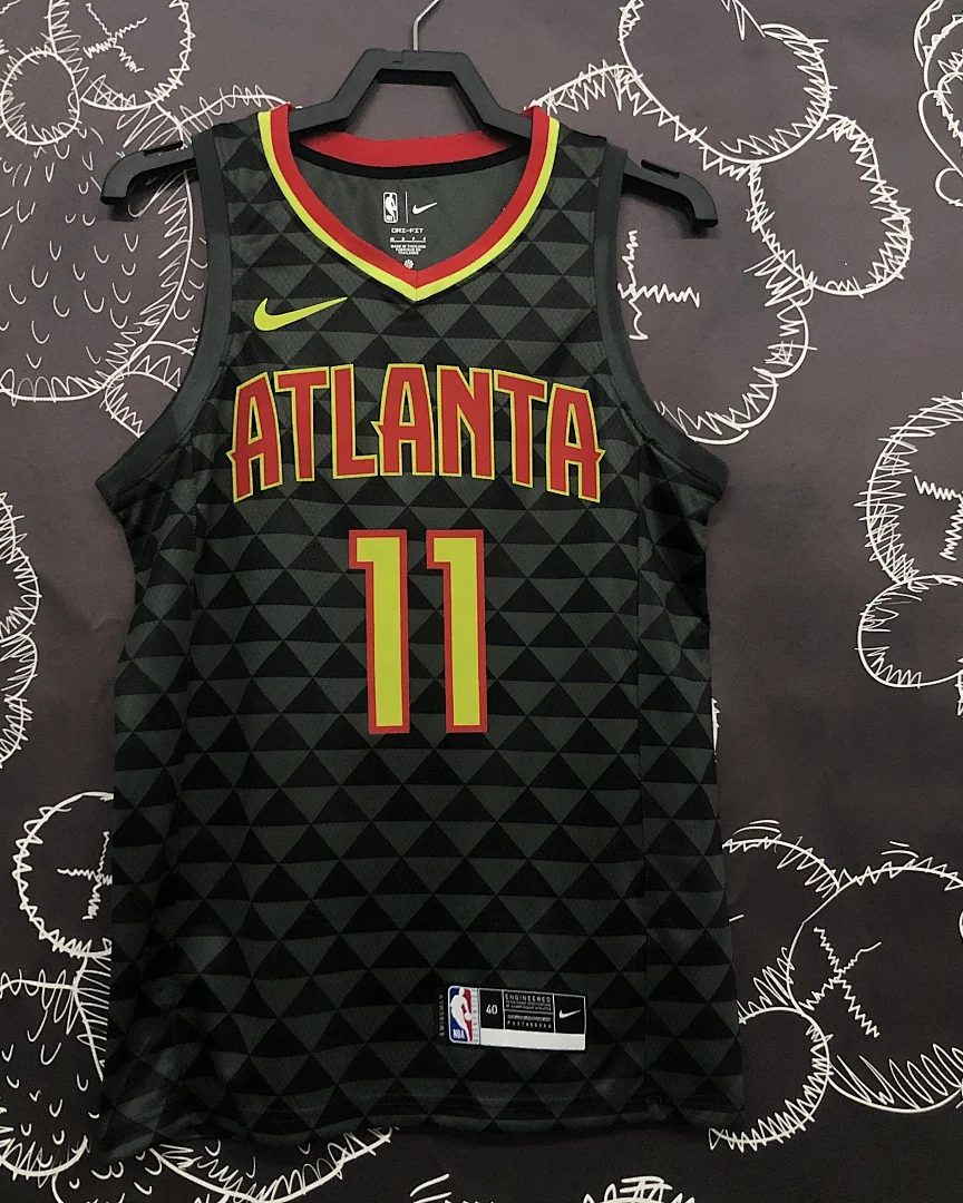 Camisola NBA Atlanta Hawks Trae Young #11 Edição Especial Preta · Modelo 2