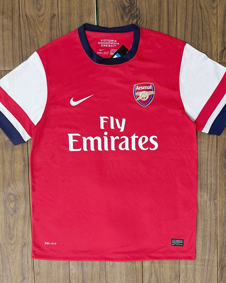 Camisola Retro Arsenal 12/13 Principal · Modelo 2