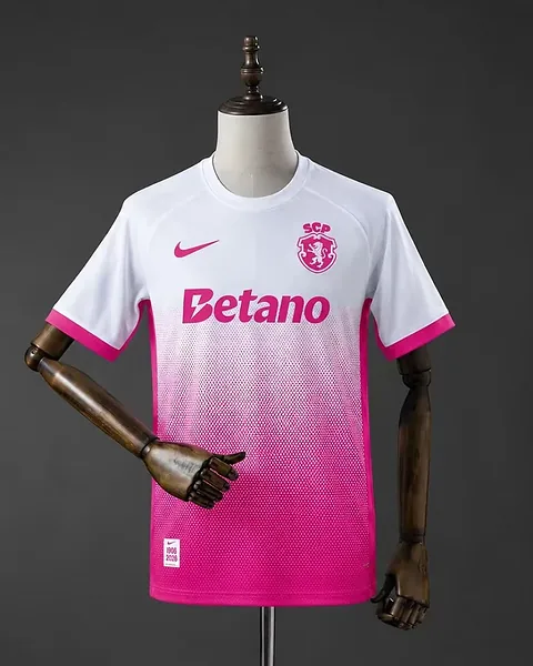 Camisola Sporting CP 26/27 Edição Especial Rosa · Modelo 2