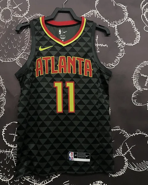 Camisola NBA Atlanta Hawks Trae Young #11 Edição Especial Preta · Modelo 2